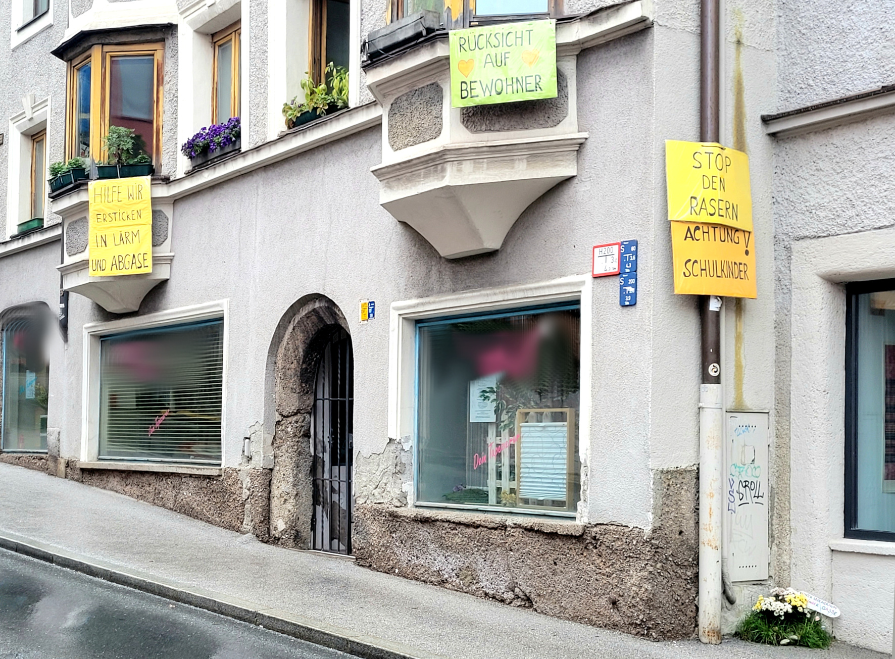 Blumen und Plakate