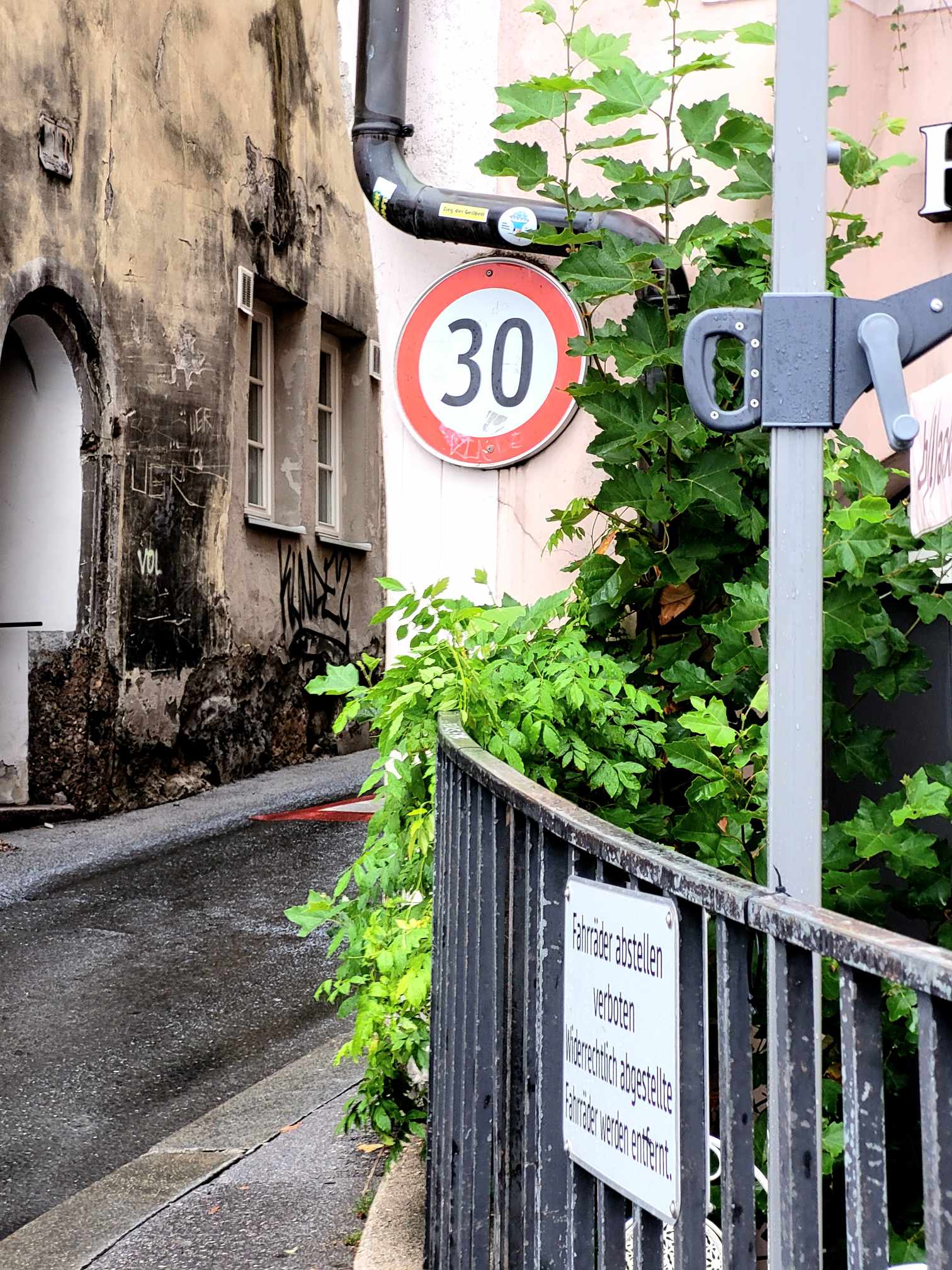 Freigeschnittenes 30-er-Schild