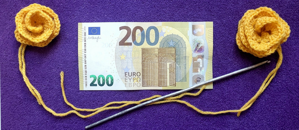 Titelbild der Kampage Gelbe Rosen gegen finanzelle Gewalt gegen Frauen
